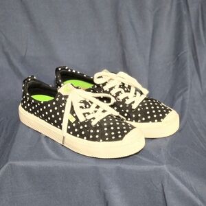 Cariuma Oca Low Sneakers - Black & White Polka Dots - Size 8